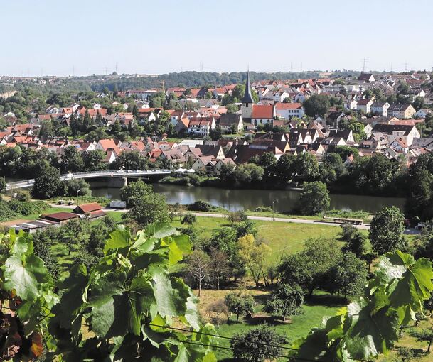 Idyllische Aussicht auf Benningen und den Neckar. Eine Plattform in den Steillagen soll zum Verweilen einladen. Foto: Ramona Theiss