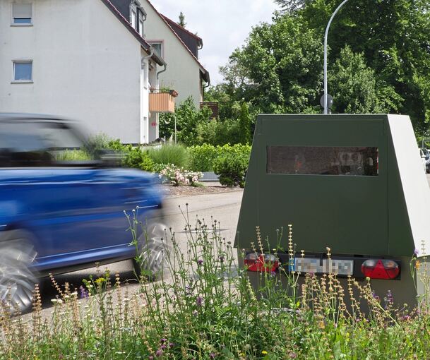 Im Kreis gibt es mehrere solcher mobilen, besonders stabilen Blitzer, die über einen größeren Zeitraum ohne Personal im Einsatz sein können. Foto: Stadt Kornwestheim