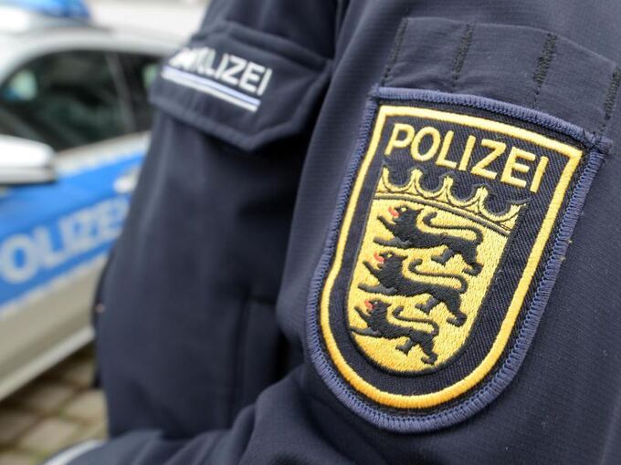 Das Wappen der baden-württembergischen Polizei auf einer Uniform