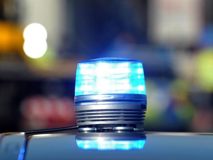 Blaulicht der Polizei leuchtet bei Unfall