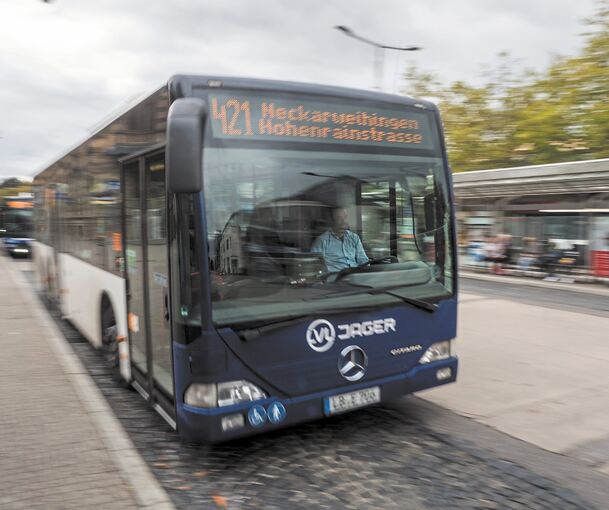 Alle, die gerne Bus fahren, dürfen sich freuen. Das Stadtticket wird nicht teurer. Archivfoto: Holm Wolschendorf