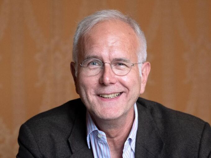 Harald Schmidt lächelt im Interview Harald Schmidt lächelt im Interview