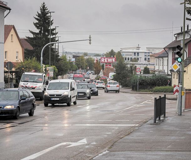 Zwei Jahre land soll die dringend nötige Sanierung der Eglosheimer Straße dauern. Foto: Holm Wolschendorf