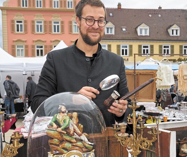 Der ZDF-Antiquitätenexperte und Händler Fabian Benöhr in seinem Stand und ein Blick in die Auslagen anderer Verkäufer.Fotos: Andreas Becker