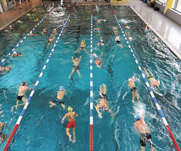 Schwimmen in familiärer Atmosphäre – dafür ist das Freiberger Event bekannt. Eine Teilnehmerin kommt sogar aus der Schweiz.Foto: Andreas Becker
