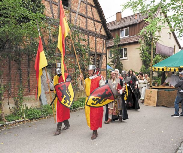 Die Ritter aus Baden ziehen in die Stadt ein und sorgen für Recht und Ordnung.