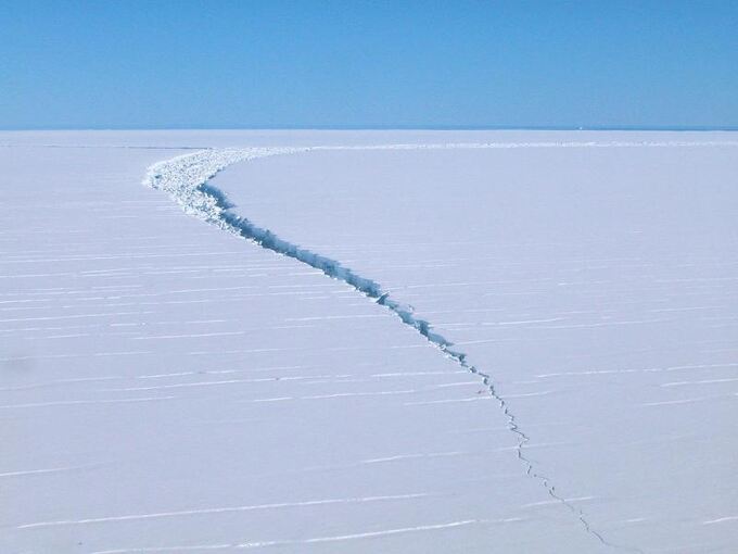 Eisberg bricht in Antarktis vom ewigen Eis ab