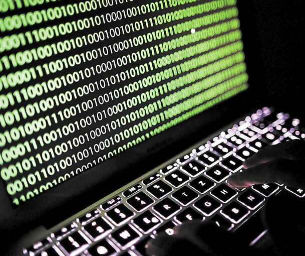 Kriminelle Programmierer bedrohen die Netzwerke und Daten. Foto: Oliver Berg/dpa
