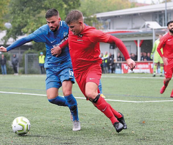 Der Bietigheimer Ayhan Erkilic (links) gegen Luca Knauer (Pflugfelden). Foto: Baumann