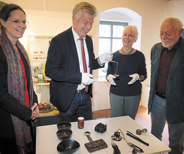 Da kommt Freude auf: (von links) Museumsleiterin Catharina Raible, Oberbürgermeister Jürgen Kessing, Erika und Horst Beyreuther. Foto: Alfred Drossel