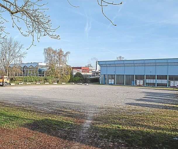 Auf diesem Platz hinter der Eishalle soll die neue Sporthalle gebaut werden. Archivfoto: Oliver Bürkle