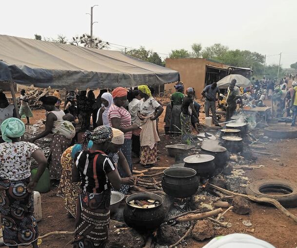 In großen Töpfen werden auf öffentlichen Plätzen in Kongoussi Reis und Hirse für die geflüchteten Menschen zubereitet. Fotos: privat