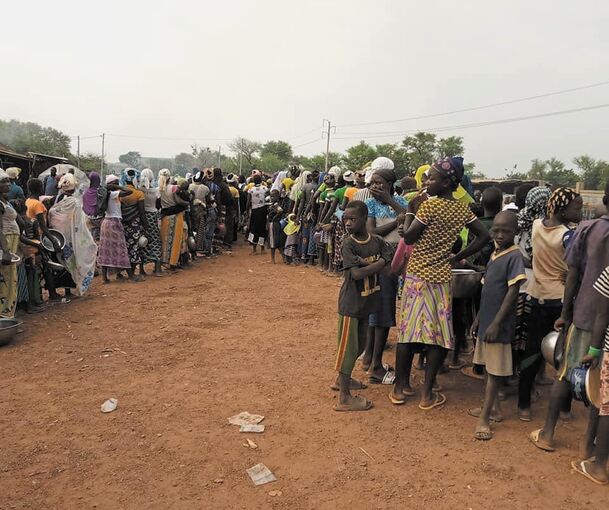 Warteschlangen bei der Essensverteilung (aktuelles Foto von Barthélémy Sawadogo, Mitarbeiter der Partnerorganisation AZND des Förderkreises Burkina Faso)