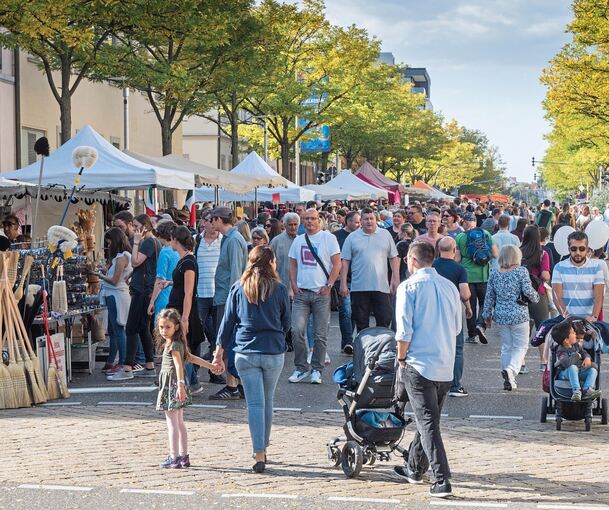 Volle Innenstadt beim Kastanienbeutelfest 2019: Die Stadt hofft, dass zwei verkaufsoffene Sonntage in diesem Jahr die Menschen wieder in die Innenstadt treiben. Archivfoto: Holm Wolschendorf