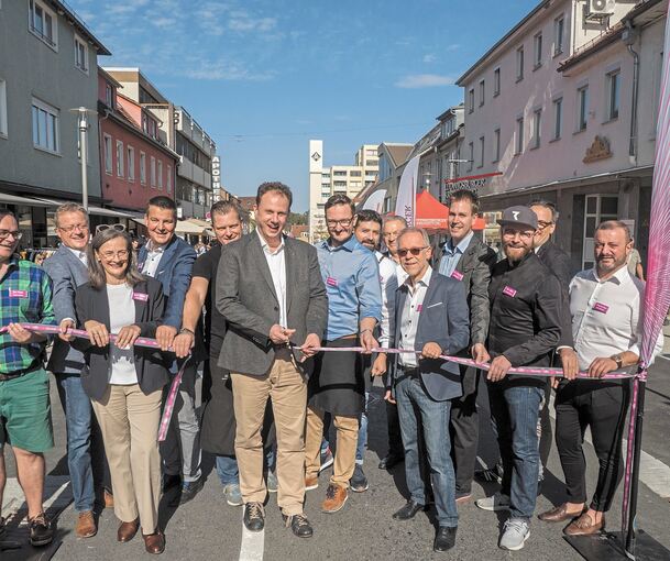 OB Matthias Knecht eröffnet mit den Körnerstraßen-Händlern die neu gestaltete Straße.