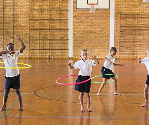 Ob Hula-Hoop, Turnen oder Ball: Der Sport ist elementarer Teil des Unterrichts – und in einigen Schulen Profilfach.Foto: Stock Adobe/WavebreakmediaMicro