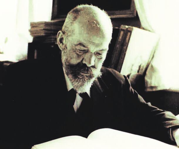 Gustav Hoffmann liest an seinem Schreibtisch ein Buch. Foto: privat