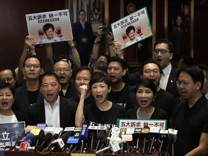 Parlamentssitzung in Hongkong - Tumulte