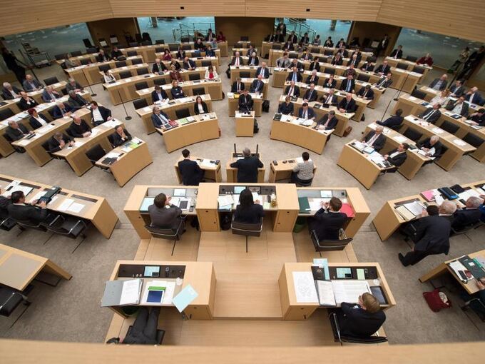 Die Abgeordneten des Landtags in Stuttgart bei einer Debatte