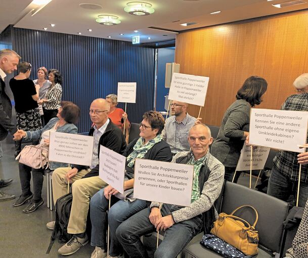 Jürgen Vater (links unten) aus Poppenweiler und seine Mitstreiter mit ihren Plakaten in der Gemeinderatssitzung am Mittwoch.Fotos: Jürgen Vater