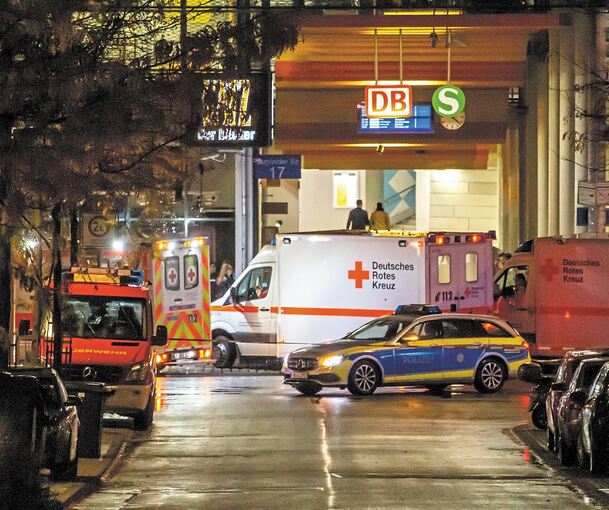 Innerhalb von 15 Minuten war die MHP-Arena nach dem vorzeitigen Konzertende geräumt. Die Einsatzkräfte waren noch länger vor Ort und sorgten am Westausgang des Bahnhofs (Foto) und in der gesamten Pflugfelder Straße für Aufsehen. Foto:7aktuell.de/Max