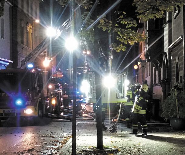 Die gesperrte Solitudestraße gestern gegen 21 Uhr. Rechts der Imbiss, in dem das Feuer ausgebrochen ist.Fotos: C. Walf