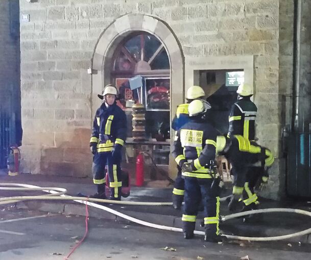 Die gesperrte Solitudestraße gestern gegen 21 Uhr. Rechts der Imbiss, in dem das Feuer ausgebrochen ist.Fotos: C. Walf