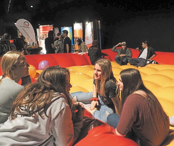 Rund 1000 junge Christen haben sich in kleinen und großen Gruppen über ihren Glauben ausgetauscht. Foto: Holm Wolschendorf