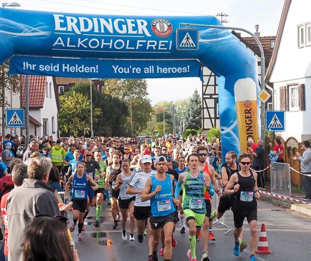 Einen Massenstart wie 2019 wird es nicht geben. Die Läufer stellen sich breit gefächert an der Murrer Straße auf.Archivfoto: Holm Wolschendorf