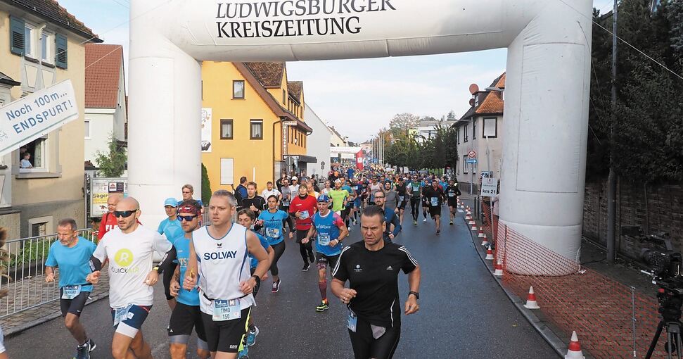 Die Halbmarathonis starten dieses Mal ebenfalls in Steinheim, ein Pulk wie hier 2019 soll vermieden werden. Archivfoto: Holm Wolschendorf