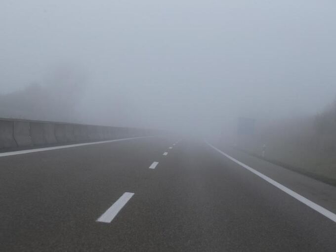 Nebel liegt über einer Autobahn