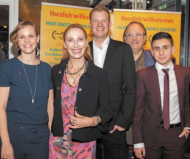 Das freut auch Produzentin Kathrin Tabler, Schauspielerin Andrea Sawatzki, Regisseur Martin Busker, Filmverleiher Christoph Ott und Schauspieler Mert Dincer. Fotos: Holm Wolschendorf (Archiv)/NFP Marketing & Distribution GmbH