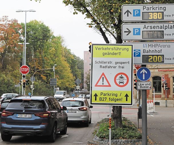 Auffällige Hinweisschilder wie hier in der Bahnhofstraße weisen den Weg. Das gewohnte Abbiegen nach rechts in die Schillerstraße geht nicht.Fotos: R. Theiss
