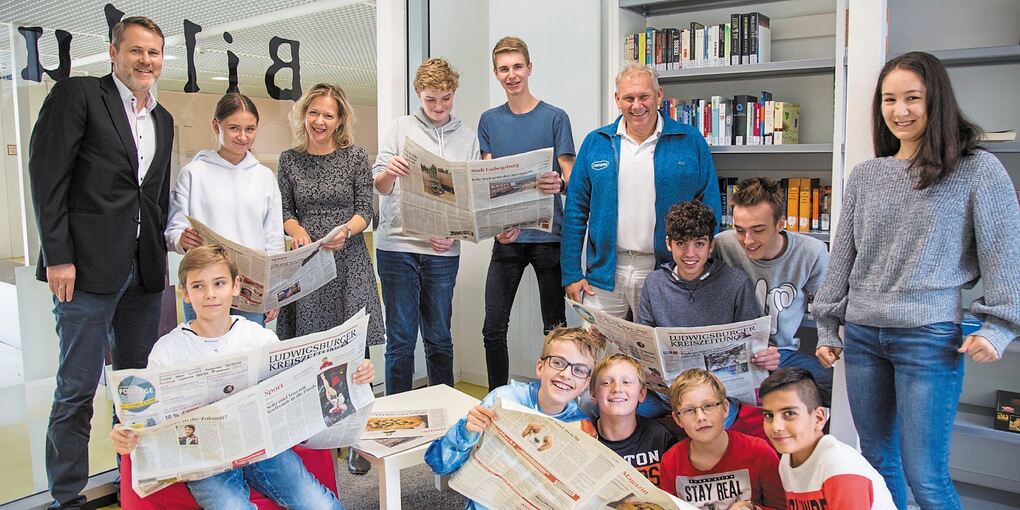 Das Hans-Grüninger-Gymnasium hat einen Zeitungspaten: Ortema (im Bild: Geschäftsführer Hartmut Semsch) bezahlt ein Jahr lang zwei LKZ-Zeitungsabos. Darüber freuen sich auch Schulleiterin Karin Kirmse und Matthias Rühle, Leiter des LKZ-Lesermarktes. F