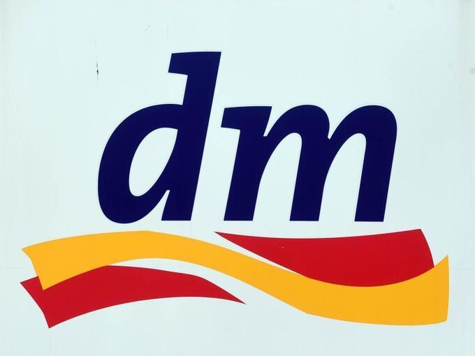 Ein Logo der Drogeriemarktkette dm