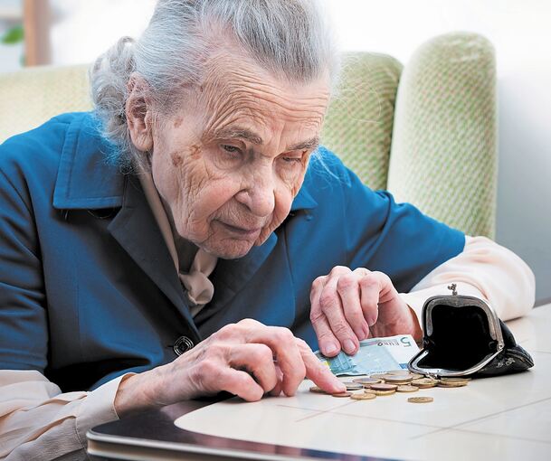 So wie diese Dame müssen viele ältere Menschen auf jeden Cent achten. Oft reicht es kaum zum Leben. Foto: Adobe Stock/Alexander Raths