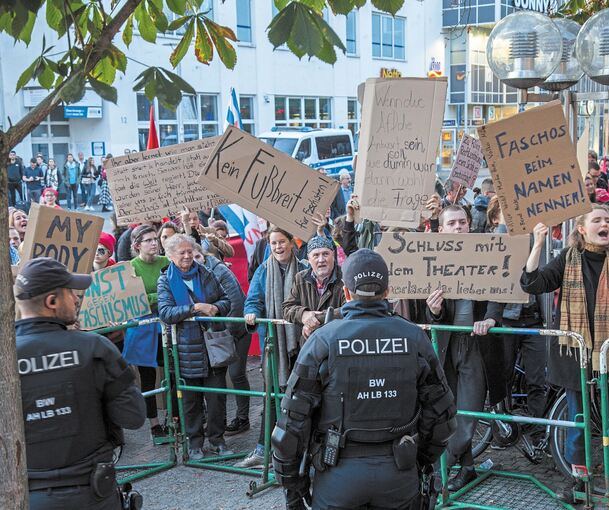 Die Demonstranten vor der Musikhalle am Bahnhof.Foto: Holm Wolschendorf