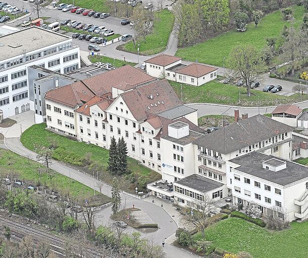Derzeit wird das alte Krankenhaus als Flüchtlingsunterkunft vom Landkreis Ludwigsburg genutzt. Im modernen Anbau befindet sich Arzt- und Physiotherapiepraxen.