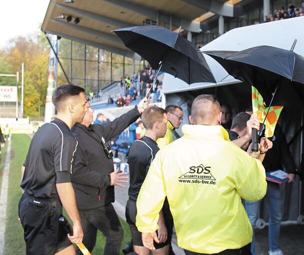 Schiedsrichter unter Beschuss: Unparteiische müssen vor Gegenständen beschützt werden. Archivfoto: Baumann