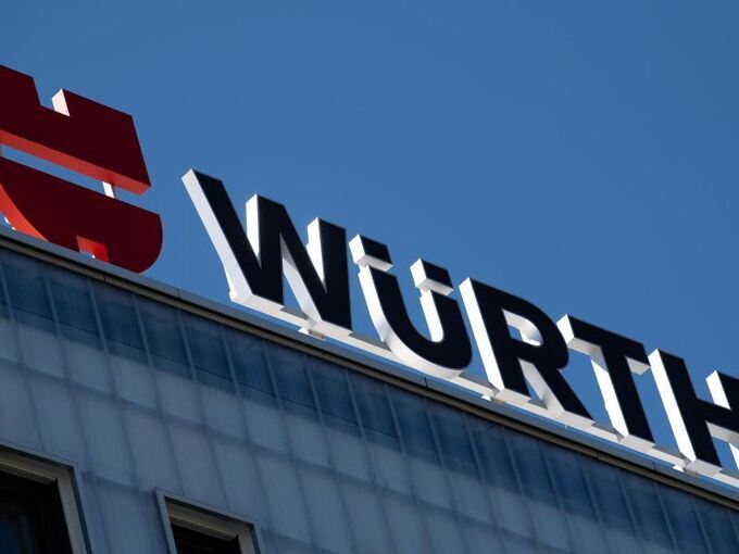 Das Logo des Handelskonzerns Würth steht auf einem Dach