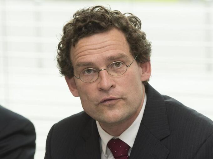 Jan Steffen Jürgensen sitzt bei einer Konferenz