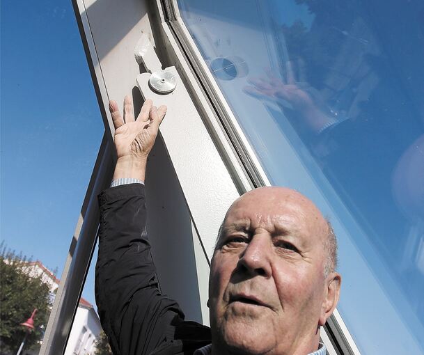 Bruno Staiger zeigt die Strebenkonstruktion.