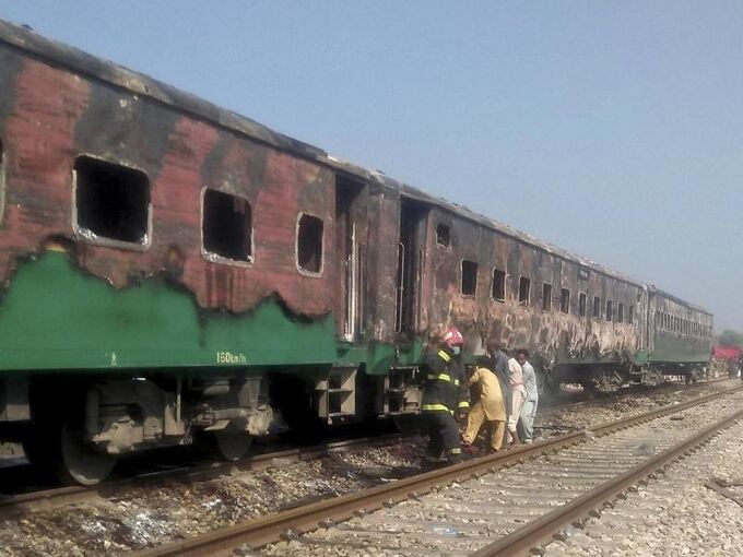 Mindestens 65 Tote nach Feuer in Zug in Pakistan