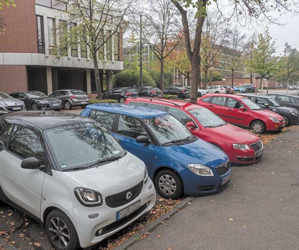 Vormittags sind viele Straßen in der Oststadt – hier die Hindenburgstraße und die Alt-Württemberg-Allee – völlig zugeparkt.Fotos: Holm Wolschendorf