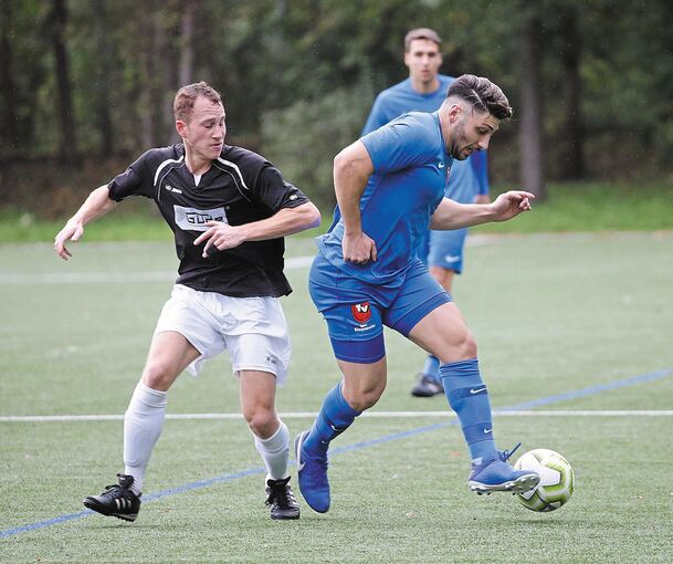 Duell im Mittelfeld: Marco Gebert (Pfedelbach, links) gegen Ozan Parlak (Pflugfelden).Foto: Baumann