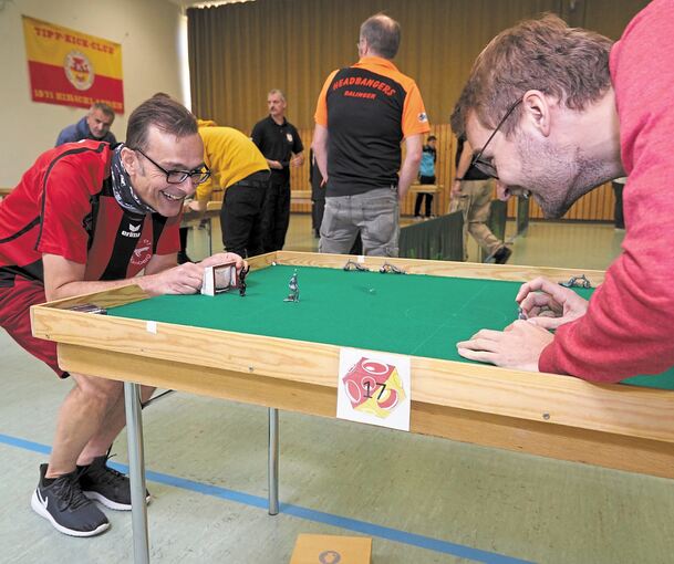Ohne Spaß geht nichts: Tipp-Kicker am Wochenende im Ditzinger Ortsteil Hirschlanden. In einen Koffer passen bis zu ein Dutzend Spielfiguren. Dabei handelt es sich um Hochleistungsmaterial mit Scheiben- und Kugellagern in der Hüfte, damit sich der exp