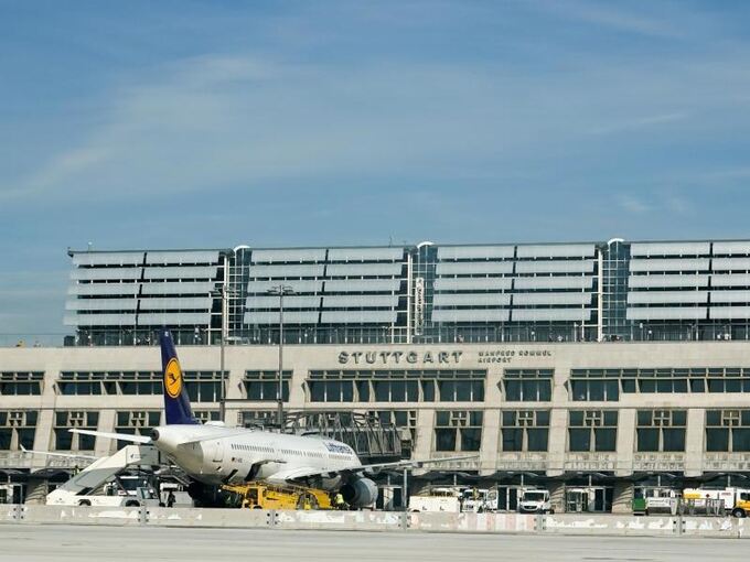 Ein Lufthansa-Flugzeug steht vor dem Flughafen Stuttgart
