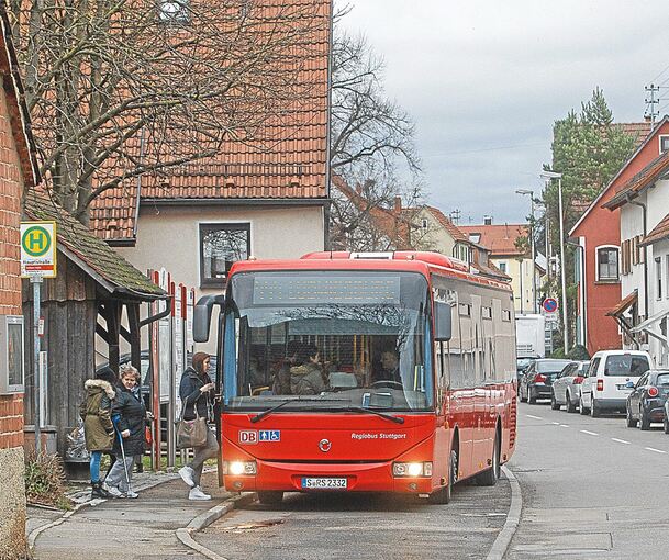 Noch älter als dieses Foto von einem Bus der Linie 444 in Höpfigheim aus dem Jahr 2015 ist das Problem der Busanbindung des Steinheimer Teilorts. Archivfoto: Holm Wolschendorf