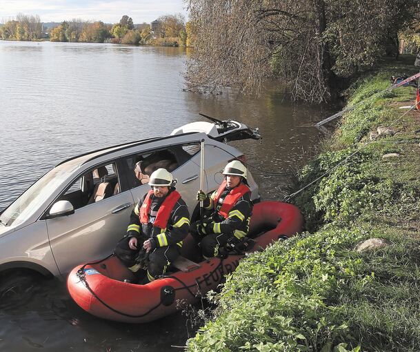 Mit einer Seilwinde ziehen die Einsatzkräfte das Auto näher ans Ufer. Fotos: Alfred Drossel