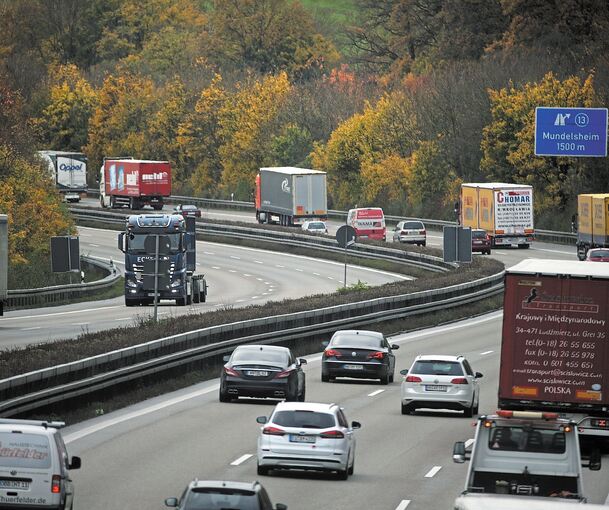 Beide Fahrtrichtungen profitieren: Der Bund hat für den neuen Belag auf der Autobahn 81 zwischen Mundelsheim und Ilsfeld insgesamt 3,2 Millionen Euro ausgegeben. Foto. Alfred Drossel